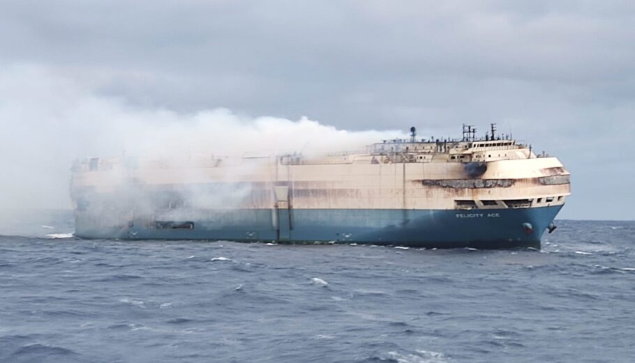 Από την πυρκαγιά στο πλοίο «Felicity Ace» στα ανοιχτά των Αζορών της Πορτογαλίας, @EPA/PORTUGUESE