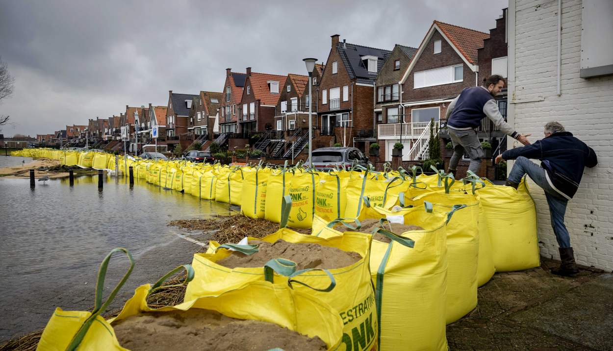 Σακιά άμμου τοποθετούνται σε έναν πλημμυρισμένο δρόμο κοντά στο Markermeer, στο Volendam της Ολλανδίας © EPA/ROBIN VAN LONKHUIJSEN
