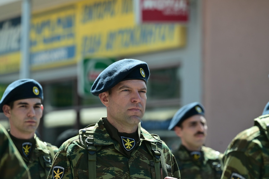 Παρέλαση Στέφανου Κασσελάκη στη Θήβα για την 25η Μαρτίου ©twitter/skasselakis