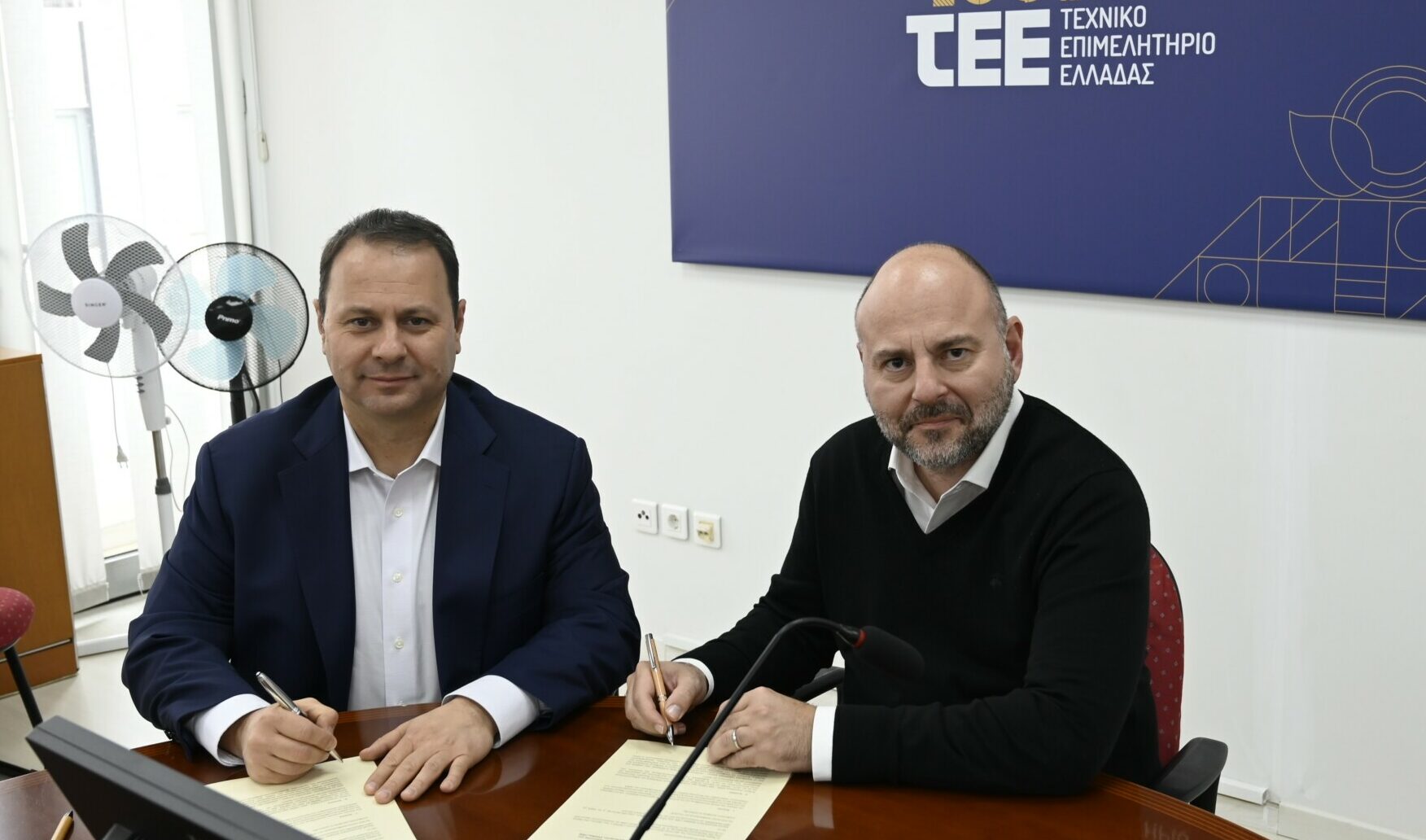 Ο Παναγιώτης Σταμπουλίδης του ΤΑΙΠΕΔ και ο Πρόεδρος του ΤΕΕ, Γιώργος Στασινός υπογράφουν το ΜοU για το ΟΑΚΑ © ΤΑΙΠΕΔ