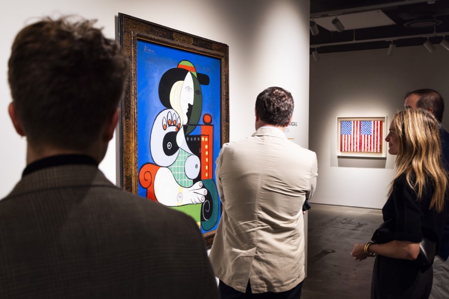 Ο πίνακας του Πικάσο «Γυναίκα με πινέλο» ήταν ένα από τα έργα τέχνης που πωλήθηκαν στη μεγαλύτερη τιμή το 2023 © EPA/JUSTIN LANE