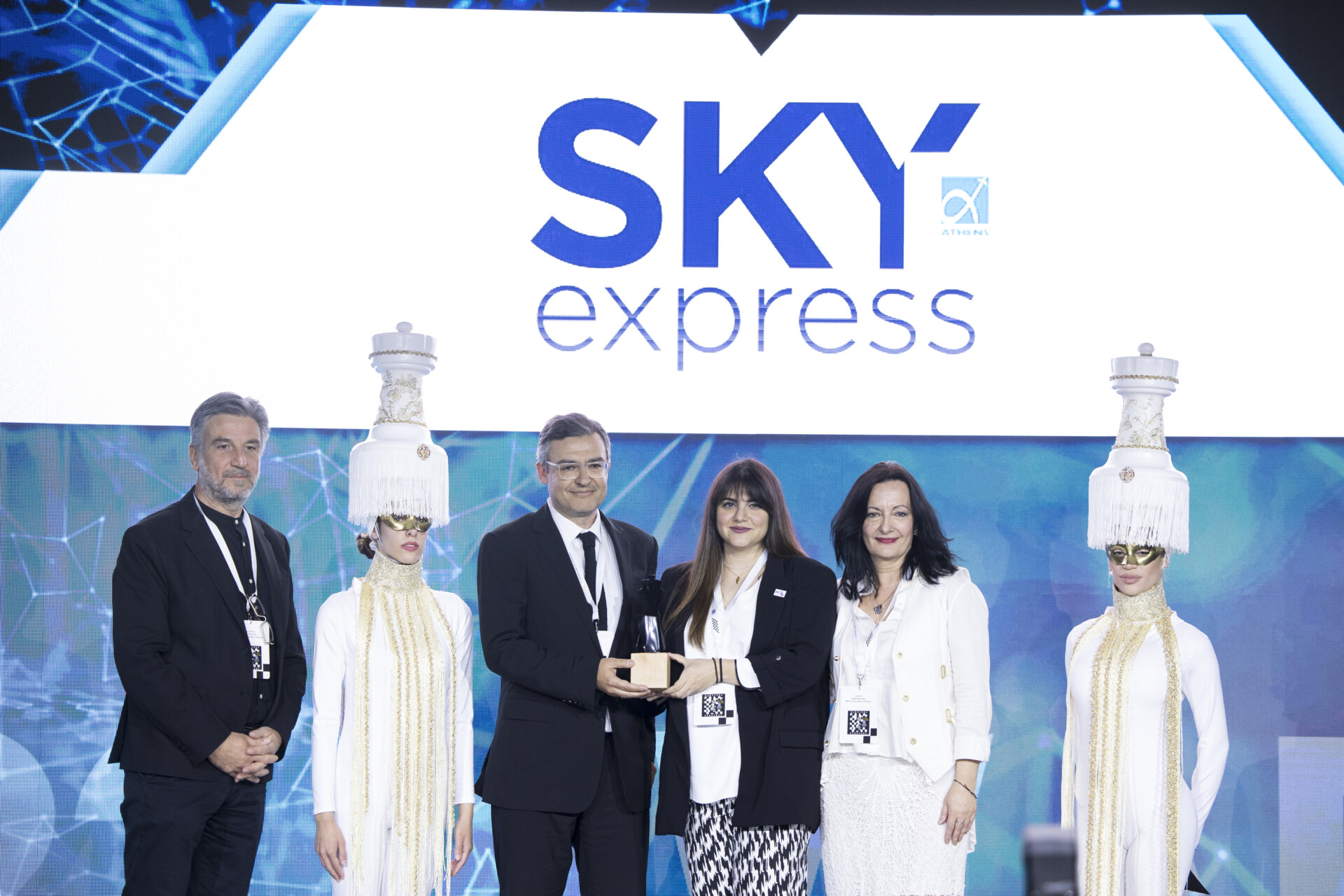 Ο κ. Γιώργος Λιούμπης, General Manager της SKY express, η κ. Ελεάννα Μιχαλακοπούλου Revenue Products Manager της SKY express και η κ. Ιωάννα Παπαδοπούλου, Διευθύντρια Επικοινωνίας & Μάρκετινγκ του ΔΑΑ © ΔΤ