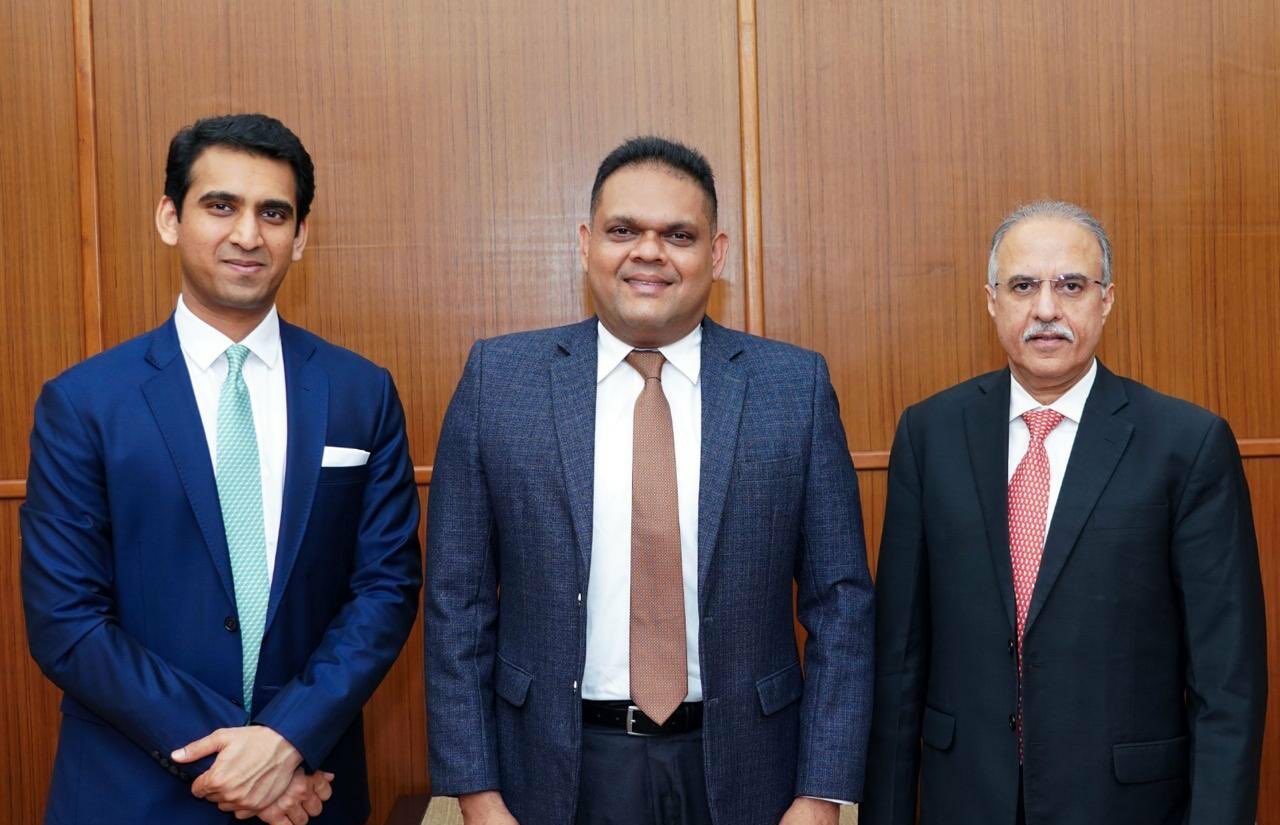 Ο Σαγκάρ Αντάνι, ανιψιός του Γκαουτάμ Αντάνι, πρώτος από αριστερά, με τον υπουργό Οικονομίας της Ινδίας, Σεσάν Σέμα (κέντρο) και τον CEO τη Adani Energy Solutions, Ανίλ Σαρντάνα (δεξιά) Πηγή: X @ShesanSema