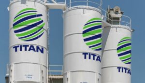 Η Fitch αναβαθμίζει την προοπτική της Titan σε θετική