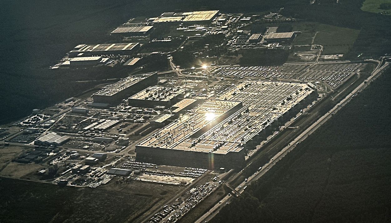 Το εργοστάσιο Gigafactory της Tesla στο Gruenheide κοντά στο Βερολίνο © EPA/HANNIBAL HANSCHKE