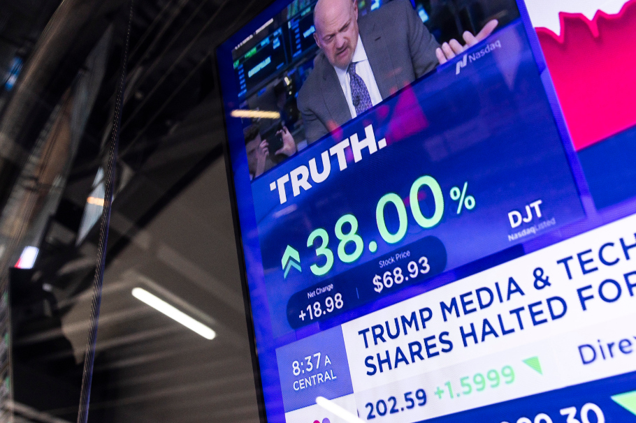 Με το δεξί το Truth Social του Τραμπ στο Χρηματιστήριο