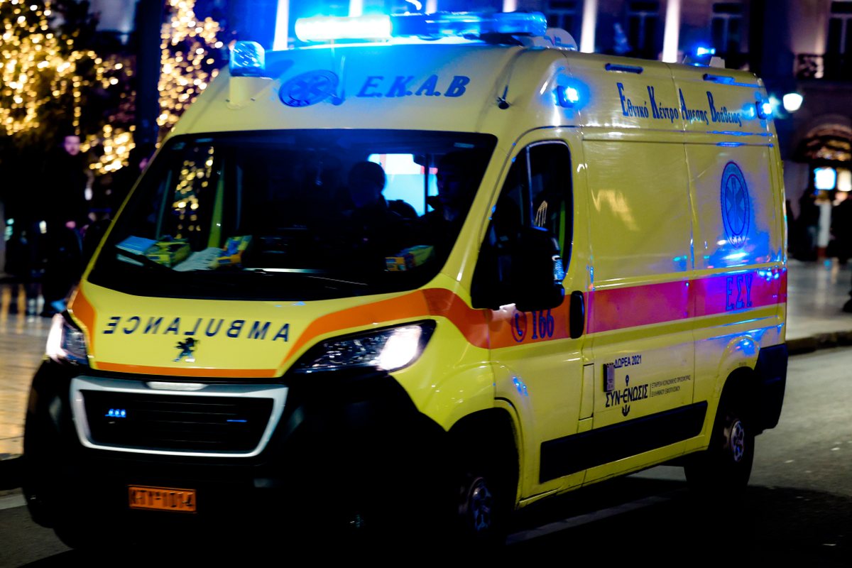 Ασθενοφόρο του ΕΚΑΒ, νύχτα © Eurokinissi / Κονταρίνης Γιώργος