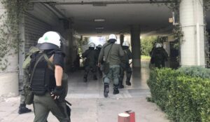 ΑΠΘ: Άγριο ξύλο μεταξύ αντίπαλων παρατάξεων, επέμβαση των ΜΑΤ
