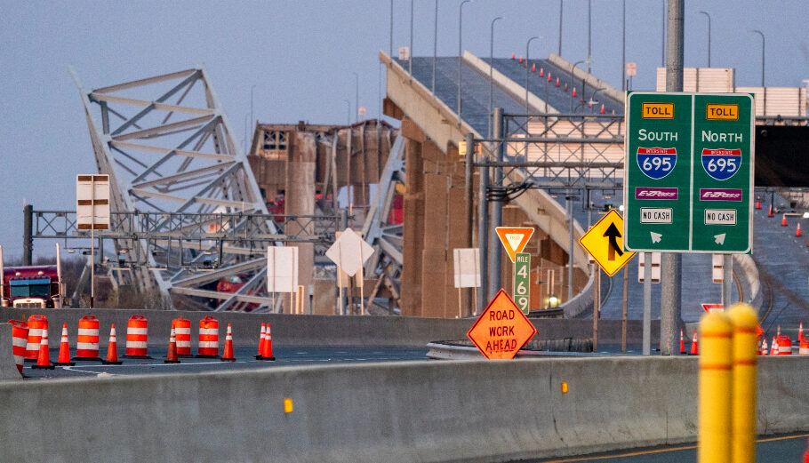 H γέφυρα Φράνσις Σκοτ Κι κατέρρευσε στον ποταμό και έχει αποκλειστεί η πρόσβαση στο λιμάνι της Βαλτιμόρης©EPA/ SHAWN THEW