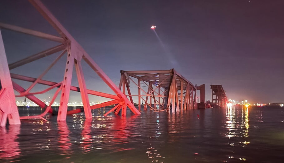 Η γέφυρα που κατέρρευσε στο Λιμάνι της Βαλτιμόρης © EPA/BALTIMORE CITY FIRE DEPARTMENT RESCUE TEAM 1 HANDOUT HANDOUT EDITORIAL USE ONLY/NO SALES