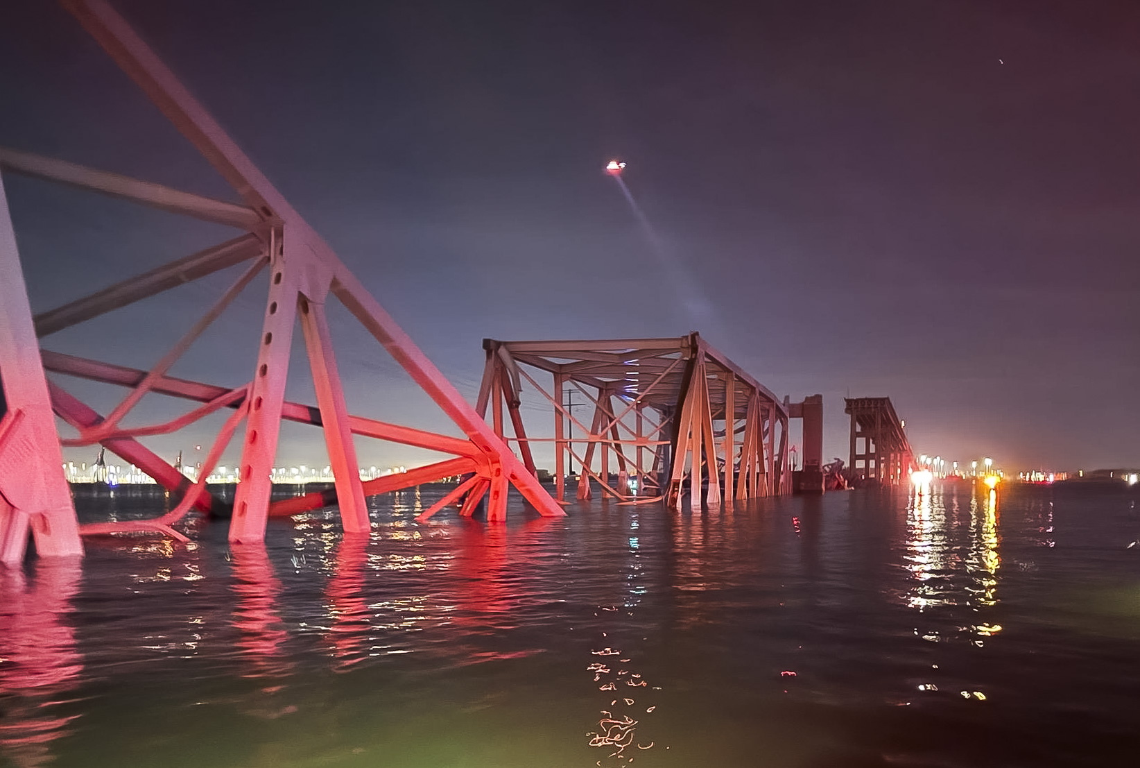 Η γέφυρα που κατέρρευσε στο Λιμάνι της Βαλτιμόρης © EPA/BALTIMORE CITY FIRE DEPARTMENT RESCUE TEAM 1 HANDOUT HANDOUT EDITORIAL USE ONLY/NO SALES