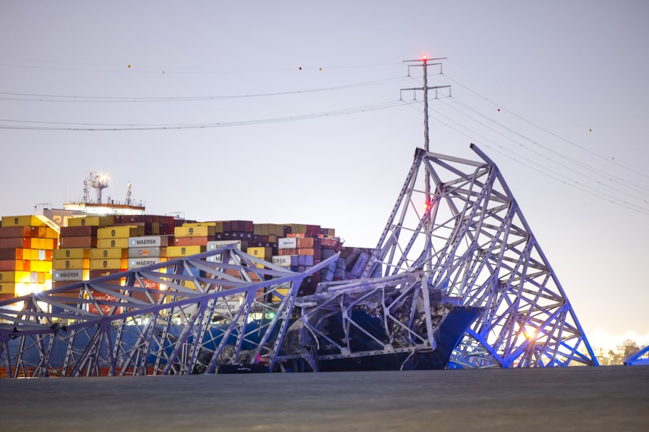 Η γέφυρα στη Βαλτιμόρη κατέρρευσε όταν το φορτηγό πλοίο Dali έπεσε πάνω της © EPA/JIM LO SCALZO