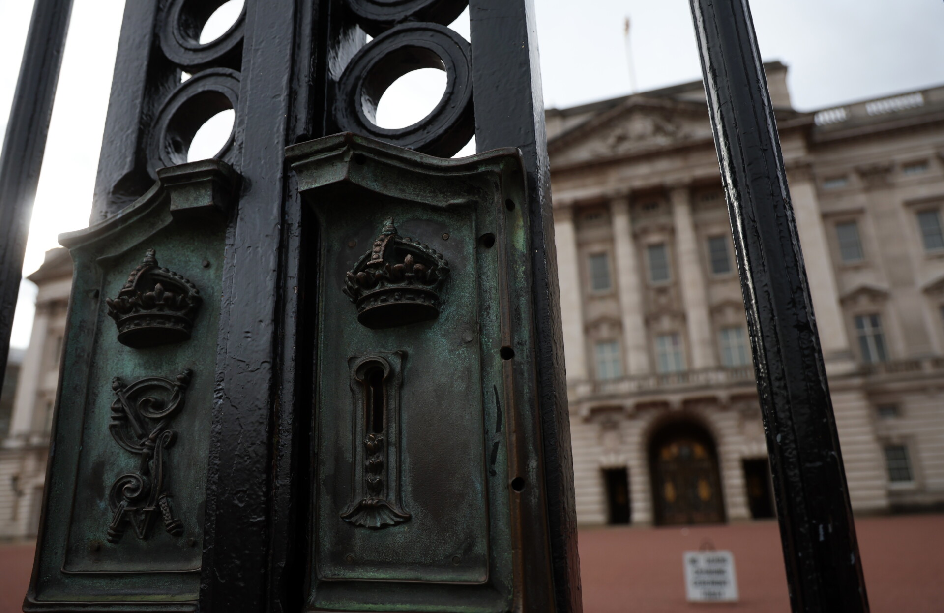 Οι πύλες στο παλάτι του Μπάκιγχαμ © EPAANDY RAIN