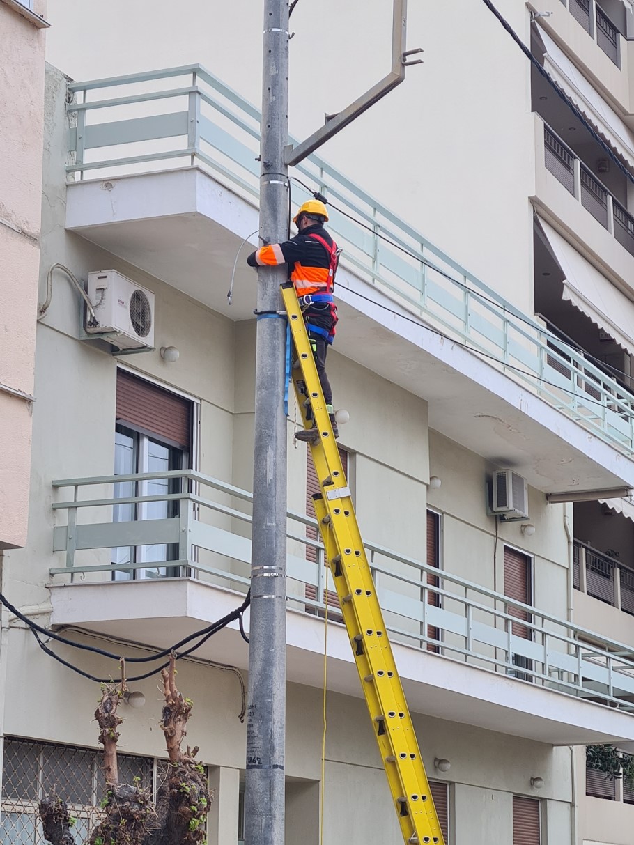 Τοποθέτηση εναέριας οπτικής ίνας από τη ΔΕΗ FiberGrid © ΔΤ