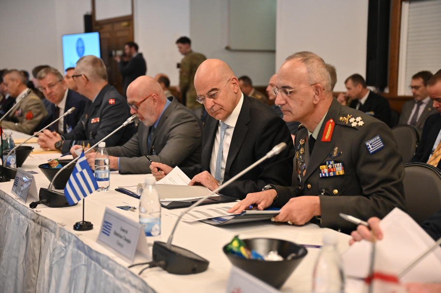 Ο Νίκος Δένδιας,στη συνάντηση της Ομάδας Επαφής για την Άμυνα της Ουκρανίας με τον Αρχηγό ΓΕΕΘΑ, Στρατηγό Δημήτριο Χούπη©ΥΠΕΘΑ