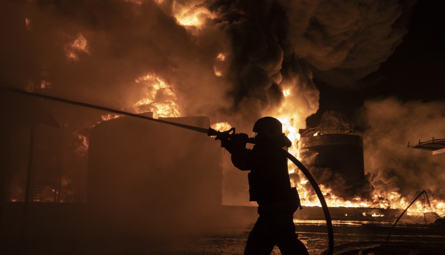 Φωτιά σε διυλιστήριο © EPA/YAKIV LIASHENKO