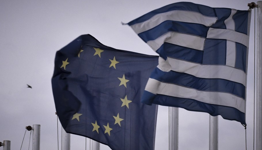 Οι σημαίες της Ελλάδας και της Ευρωπαϊκής Ένωσης © EUROKINISSI/ΑΝΤΩΝΗΣ ΝΙΚΟΛΟΠΟΥΛΟΣ