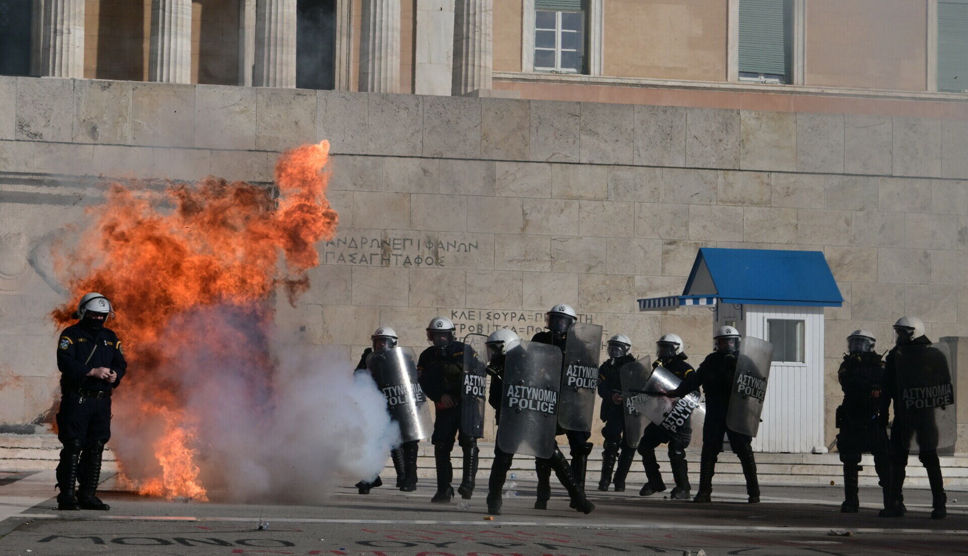 Επεισόδια στο πανελλαδικό πανεκπαιδευτικό συλλαλητήριο κατά του νομοσχεδίου για τα μη κρατικά πανεπιστήμια στην Αθήνα © ΤΑΤΙΑΝΑ ΜΠΟΛΑΡΗ/EUROKINISSI