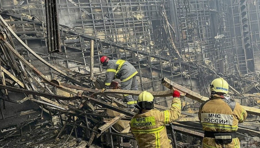 Διασώστες εξετάζουν τα συντρίμμια στην καμένη αίθουσα του συναυλιακού χώρου Crocus City Hall μετά από μια τρομοκρατική επίθεση στο Krasnogorsk, έξω από τη Μόσχα@ EPA/RUSSIAN EMERGENCIES MINISTRY