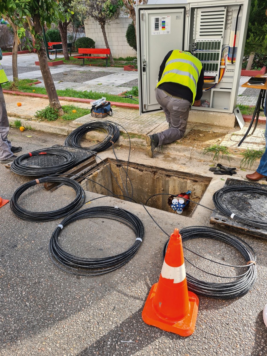 Εργασίες συνεργείου της ΔΕΗ FiberGrid για οπτικές ίνες σε σπίτια © ΔΤ