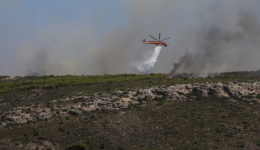 Φωτιά στο Λαύριο © EUROKINISSI/ΦΩΤΗΣ ΒΡΟΤΣΗΣ