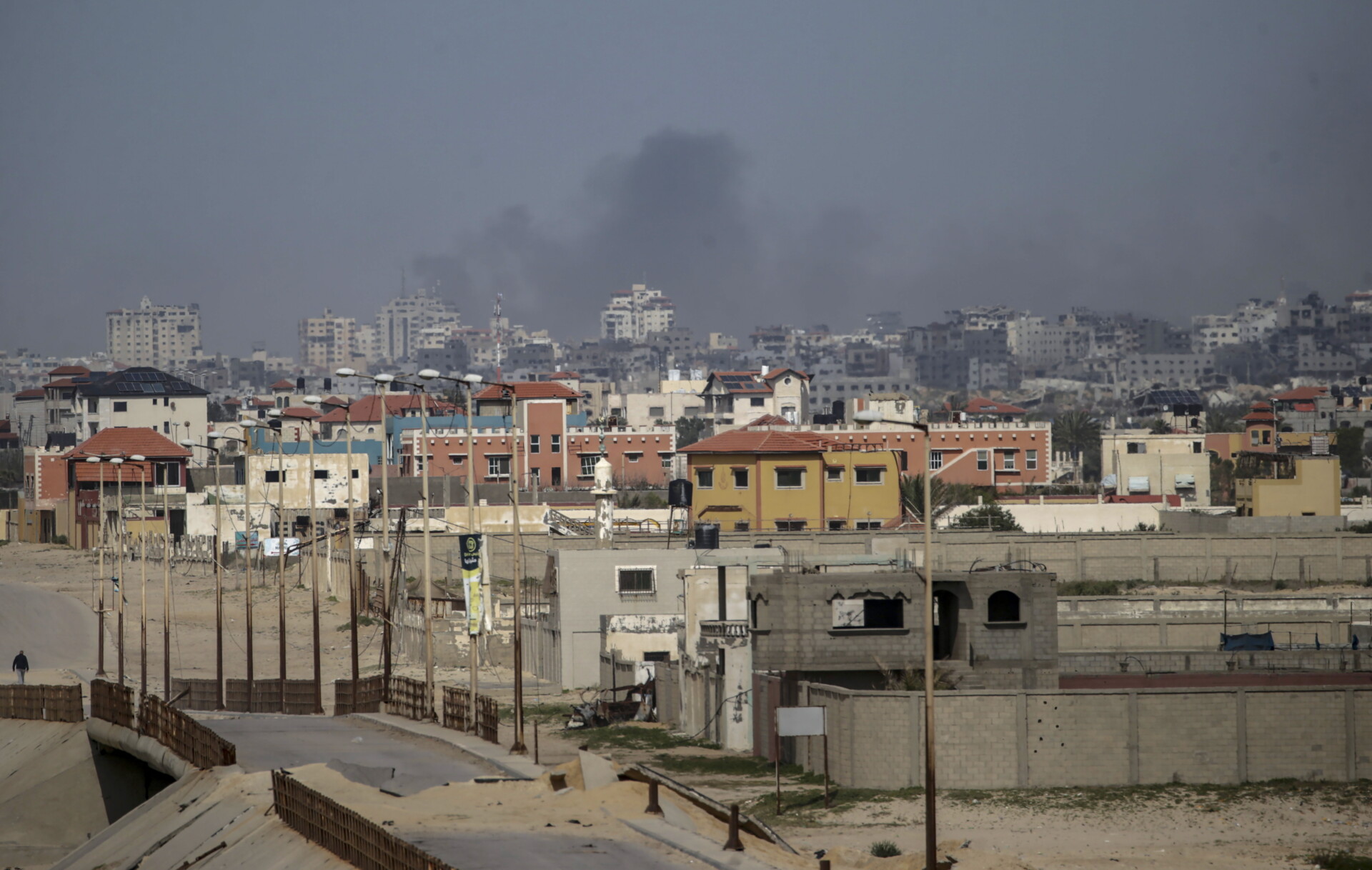 Καπνοί από βομβαρδισμό στη Γάζα © EPA/MOHAMMED SABER