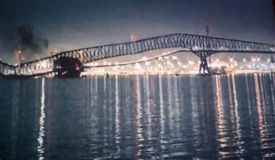 Πλοίο πέφτει πάνω σε γέφυρα στη Βαλτιμόρη των ΗΠΑ © YouTube/screenshot