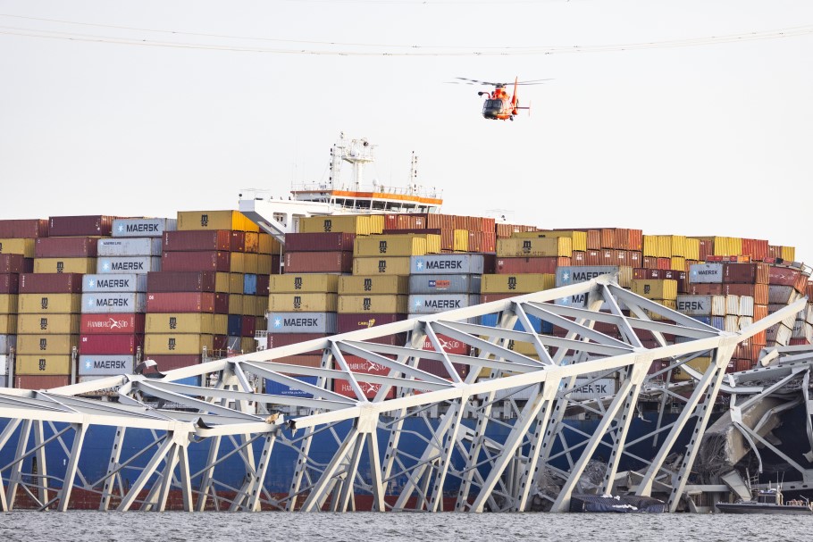 Το πλοίο Dali έχει διαλύσει τη γέφυρα Francis Scott Key στη Βαλτιμόρη © EPA/JIM LO SCALZO