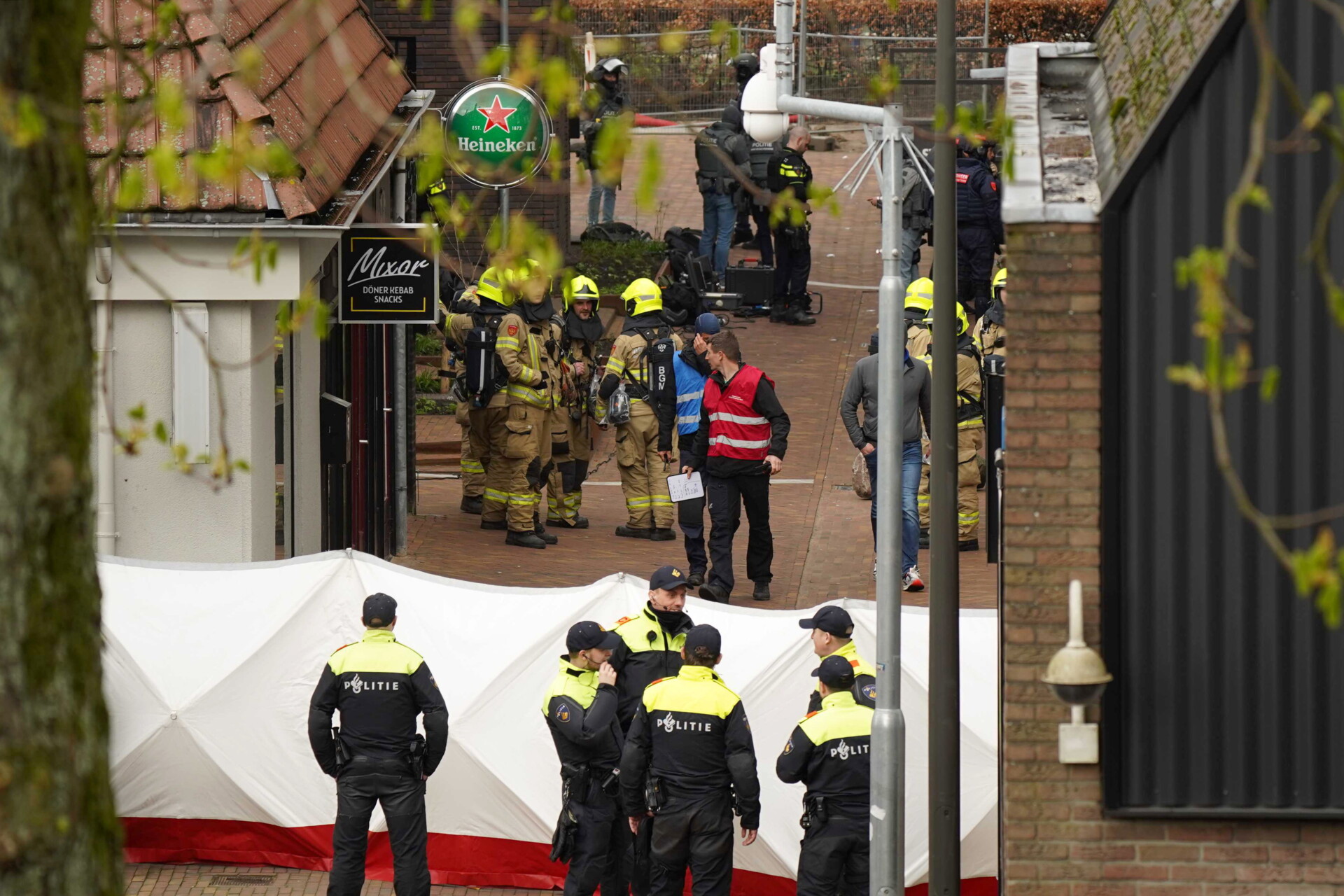 Αστυνομικοί περικύκλωσαν το μπαρ στην Ολλανδία, όπου κρατούνταν οι όμηροι © EPA/PERSBUREAU HEITINK
