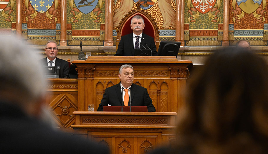 O Βίκτορ Όρμπαν στο Κοινοβούλιο της Ουγγαρίας © EPA/SZILARD KOSZTICSAK HUNGARY OUT