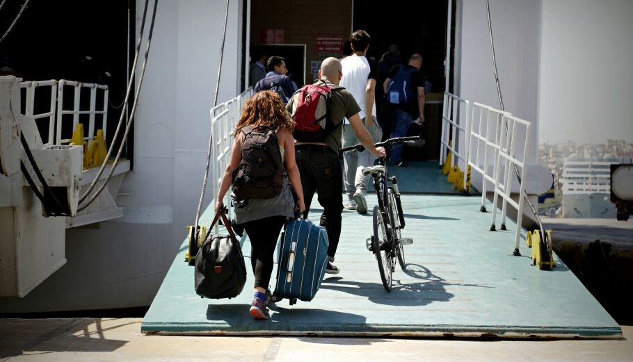 Ταξιδιώτες στο λιμάνι του Πειραιά © EUROKINISSI/ΣΤΕΛΙΟΣ ΜΙΣΙΝΑΣ
