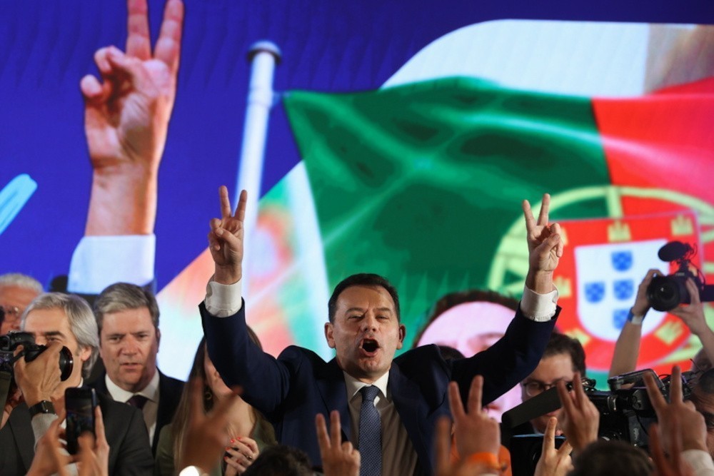 O πρόεδρος της Κεντροδεξιάς Δημοκρατικής Συμμαχίας Λουίς Μοντενέγκρο πανηγυρίζει τη νίκη του κόμματος του στις εκλογές της Πορτογαλίας @EPA/TIAGO PETINGA