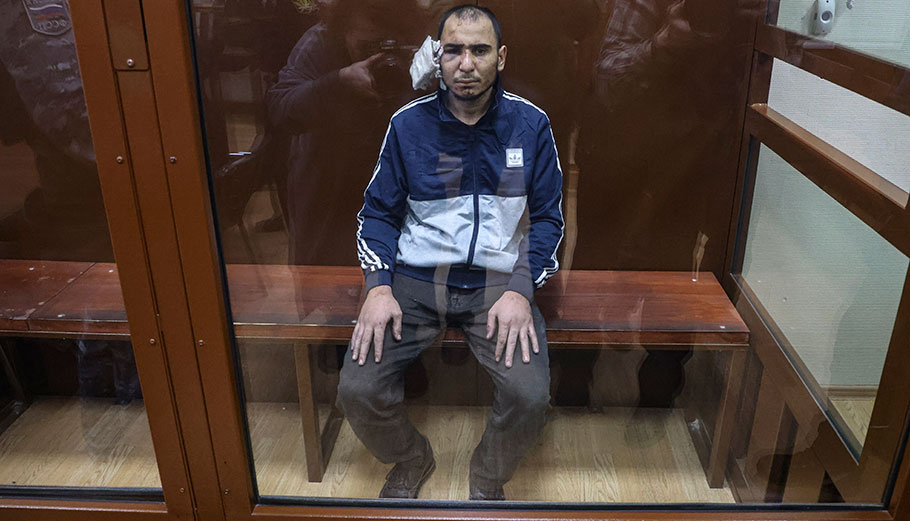 Ένας από τους συλληφθέντες για το μακελειό στη Μόσχα © EPA/SERGEI ILNITSKY