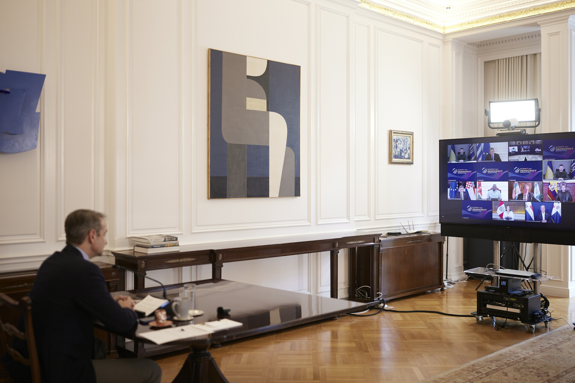 Παρέμβαση του Πρωθυπουργού Κυριάκου Μητσοτάκη, μέσω τηλεδιάσκεψης, στην 3η Σύνοδο για τη Δημοκρατία © Γραφείο Τύπου Πρωθυπουργού