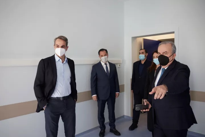 Κυριάκος Μητσοτάκης, Άδωνις Γεωργιάδης και Νίκος Παπαθανάσης στο νοσοκομείο Μεταξά@intime