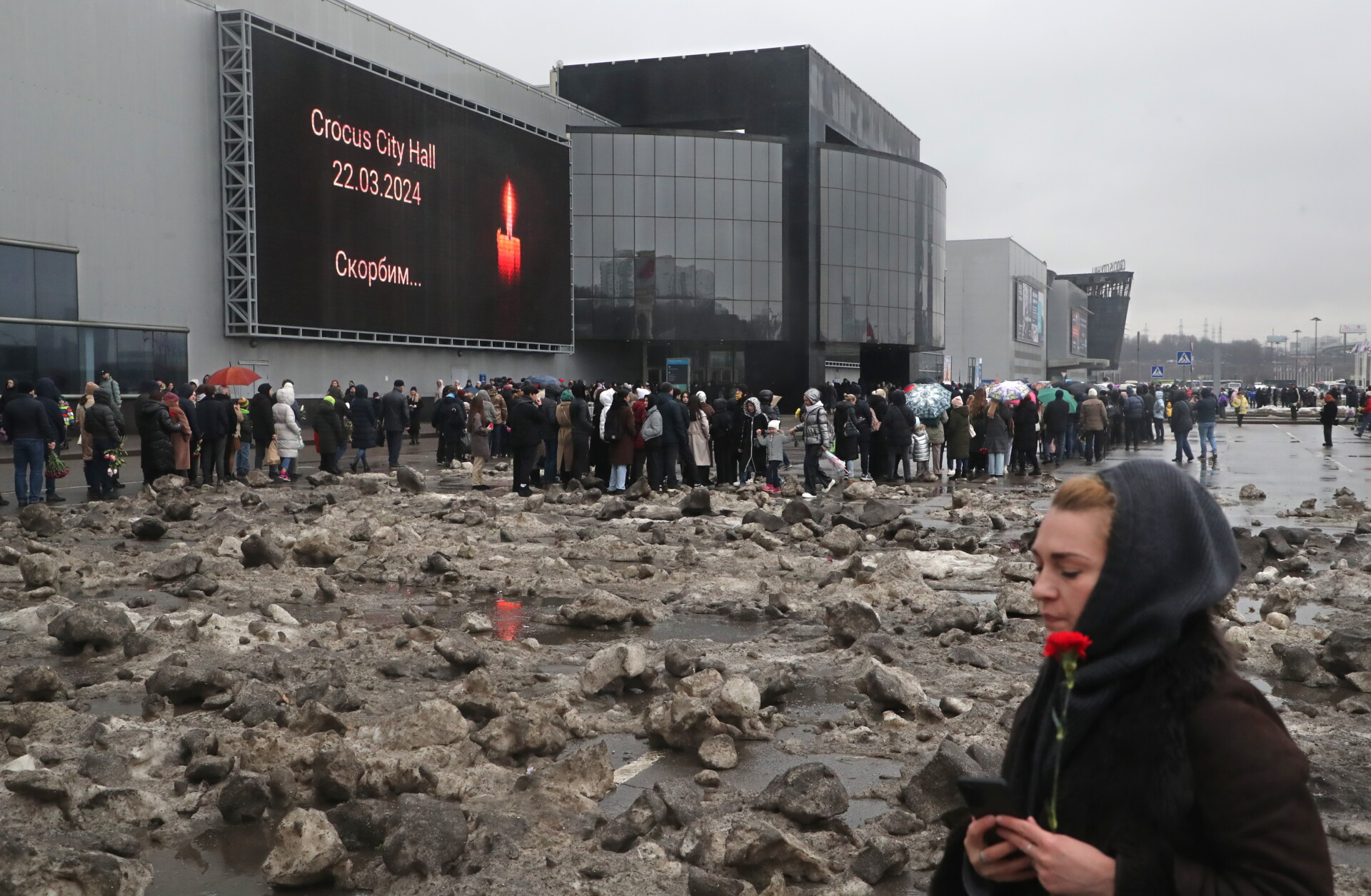 Πλήθος κόσμου πενθεί έξω από τον συναυλιακό χώρο του Crocus City Hall © EPA/MAXIM SHIPENKOV