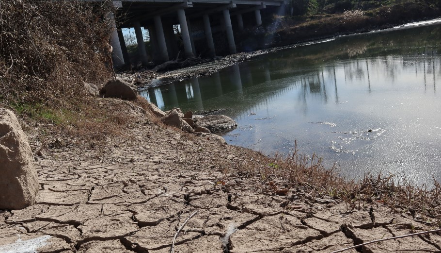 Χαμηλή στάθμη υδάτων στον ποταμό Πηνειό στη Λάρισα © EUROKINISSI/ΛΕΩΝΙΔΑΣ ΤΖΕΚΑΣ