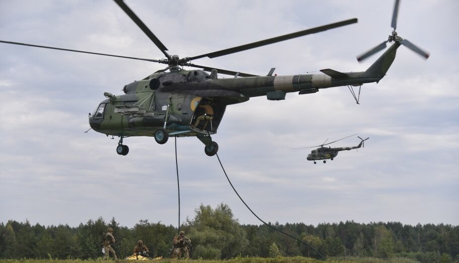 Ουκρανοί στρατιώτες κατεβαίνουν από ελικόπτερα © EPA/MYKOLA TYS
