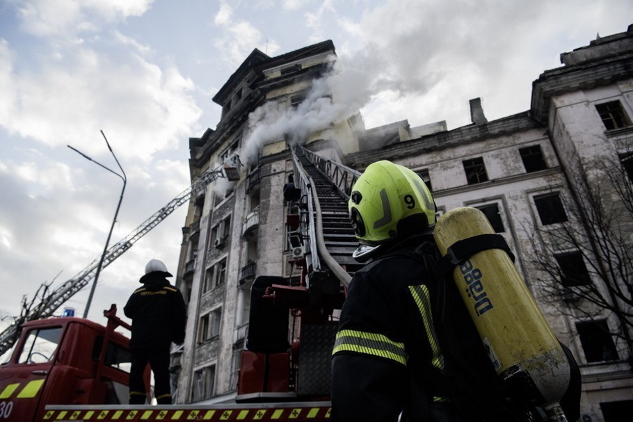 Ουκρανοί πυροσβέστες βρίσκονται στον τόπο μιας πυραυλικής επίθεσης στο Κίεβο@EPA/Maxym Marusenko