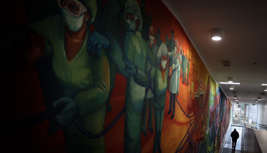 Mural για την πανδημία κορονοϊού στην Αργεντινή © EPA/JUAN IGNACIO RONCORONI