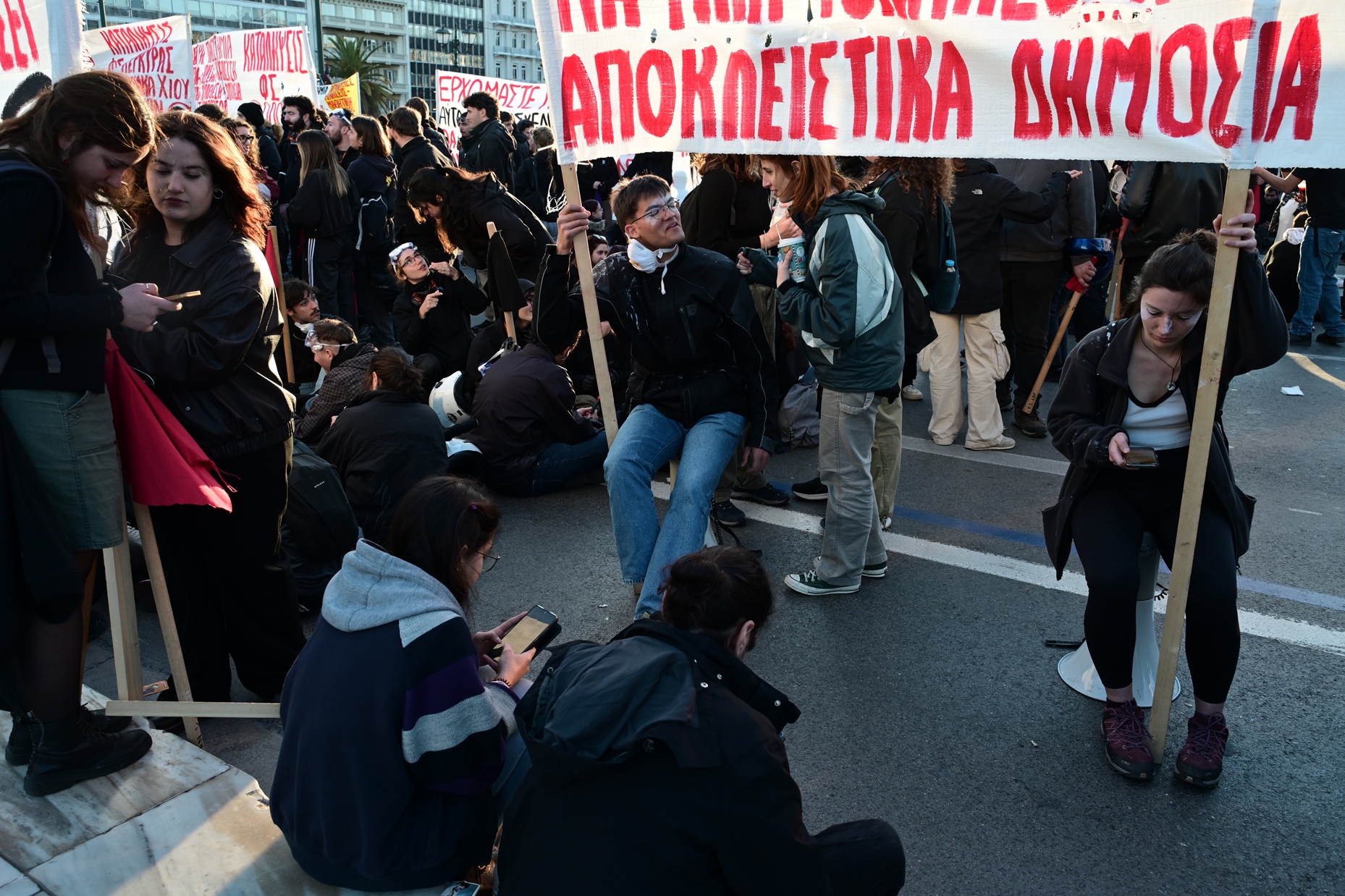 Πανεκπαιδευτικό συλλαλητήριο: Στη Βουλή παραμένουν οι φοιτητές