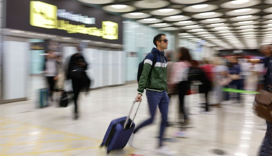 Ταξιδιώτης σε αεροδρόμιο © EPA/Rodrigo Jimenez
