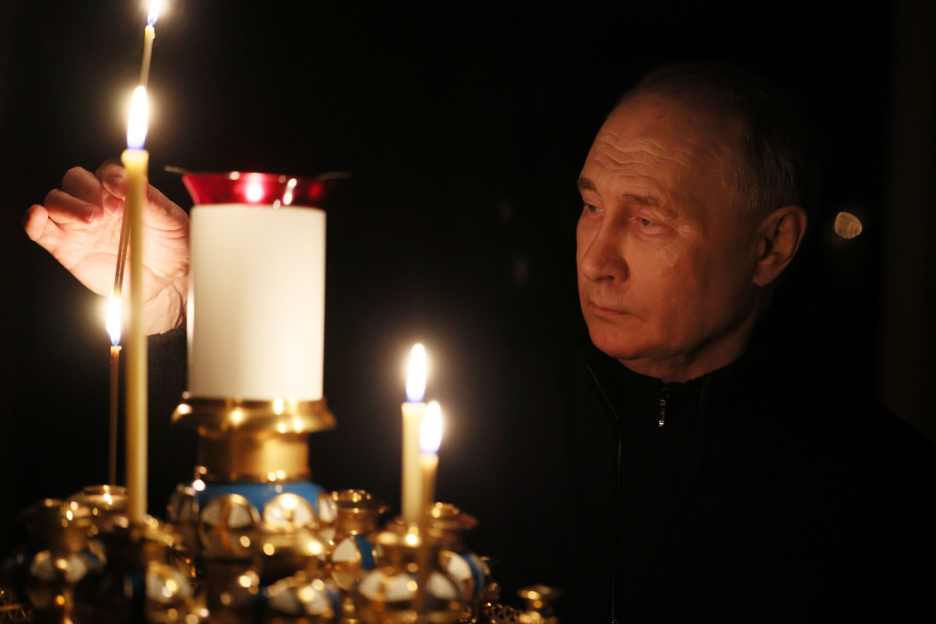 Ο Πούτιν ανάβει κερί στη μνήμη των νεκρών από το μακελειό © EPA/MIKHAIL METZEL/SPUTNIK/KREMLIN POOL