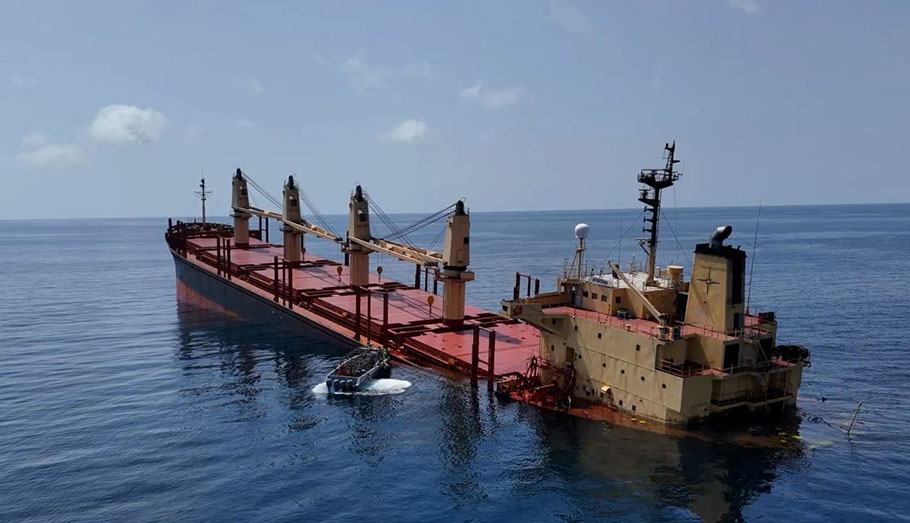 Το εμπορικό πλοίο Rubymar βυθίζεται στην Ερυθρά Θάλασσα © EPA/Yemeni Al-Joumhouriya TV HANDOUT