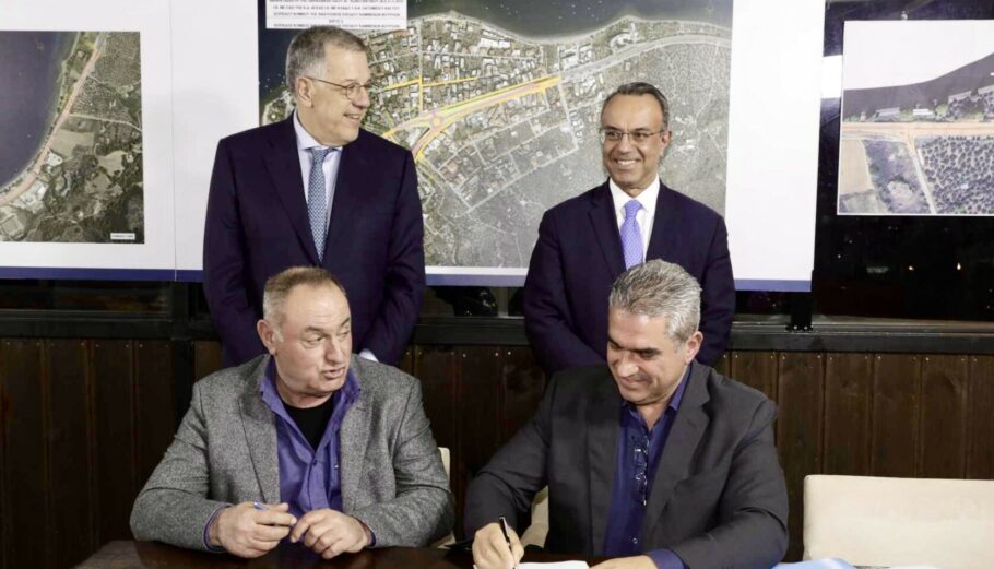 Ο Χρήστος Σταϊκούρας στην υπογραφή της σύμβασης του έργου στον Άγιο Κωνσταντίνο Φθιώτιδας © Υπουργείο Υποδομών και Μεταφορών
