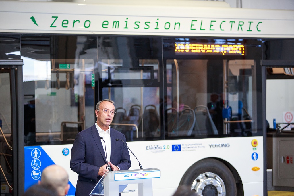 Ο Χρήστος Σταϊκούρας μπροστά από ένα νέο ηλεκτρικό λεωφορείο © Υπουργείο Υποδομών και Μεταφορών/ΔΤ