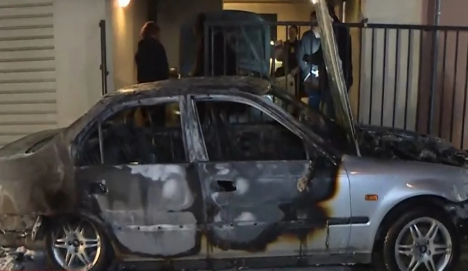 Παρανάλωμα του πυρός αυτοκίνητο στη Θεσσαλονίκη μετά την έκρηξη © Mega TV/screenshot