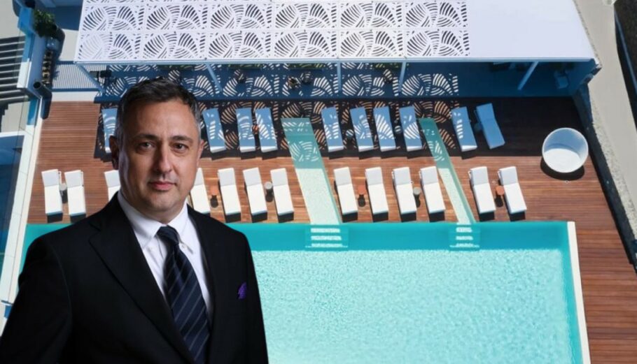 O Βασίλης Λαπαναΐτης, CEO της Square Lime Premium Hospitality Management, με φόντο το Kouros Boutique Hotel Mykonos © Βασίλης Λαπαναΐτης / Kouros Boutique Hotel Mykonos / powergame.gr