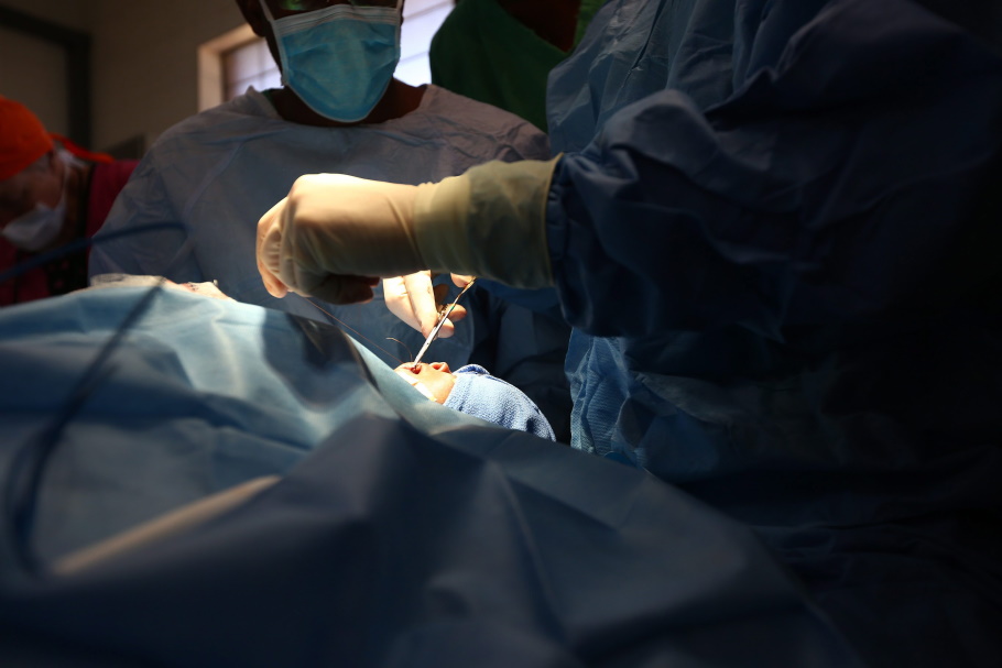 Διορθωτική χειρουργική με παραμορφώσεις του προσώπου.@EPA/AARON UFUMELI