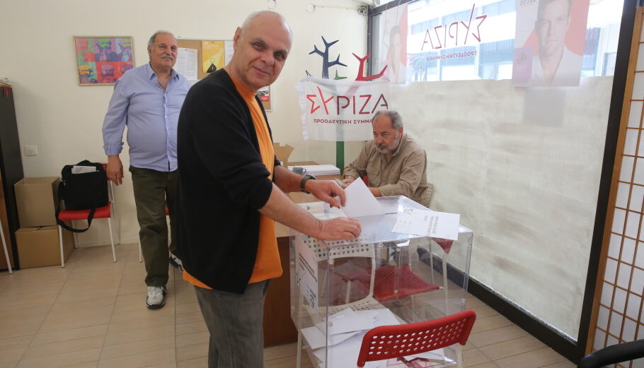Μέλη του ΣΥΡΙΖΑ ψηφίζουν για τις προκριματικές εκλογές ανάδειξης υποψηφίων για το ψηφοδέλτιο για τις Ευρωεκλογές©ΑΠΕ-ΜΠΕ/ΑΛΕΞΑΝΔΡΟΣ ΒΛΑΧΟΣ